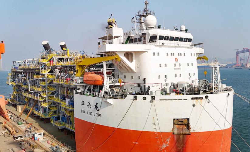 40万吨级超大型"海上油气工厂"上部模块装船起运